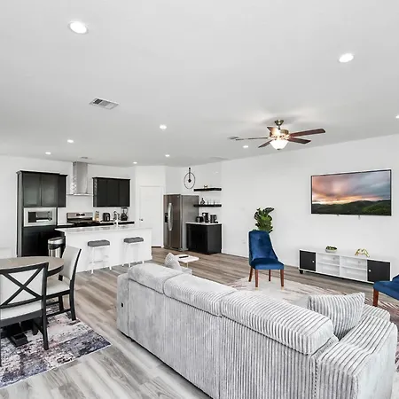 Lakeside 4 Bedroom With King Bed Near Downtown